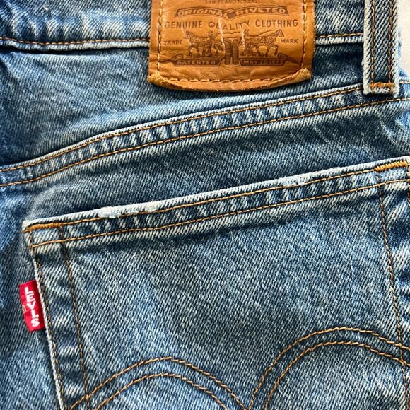 Levi’s Distressed Wedgie Jeans – Classic & Trendy! - Picture 6 of 6